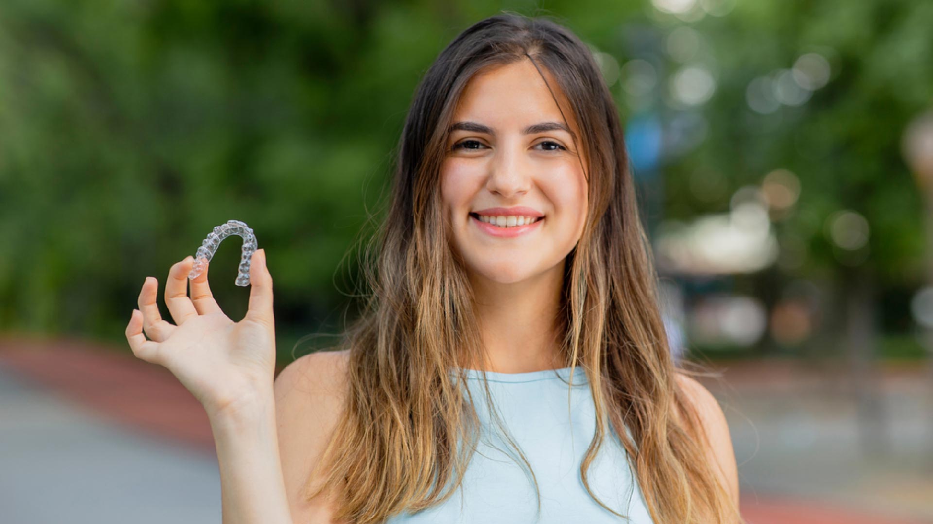 Confronto prima e dopo il trattamento dentale estetico, con miglioramento del sorriso grazie a faccette dentali su denti anteriori.