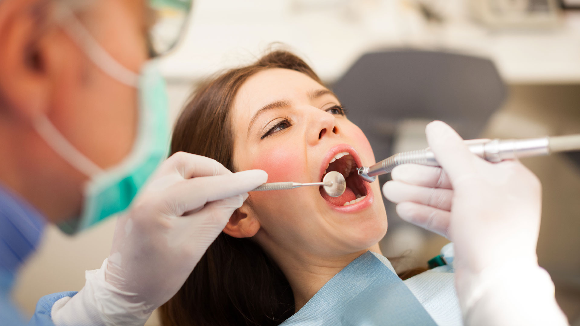 Confronto prima e dopo il trattamento dentale estetico, con miglioramento del sorriso grazie a faccette dentali su denti anteriori.