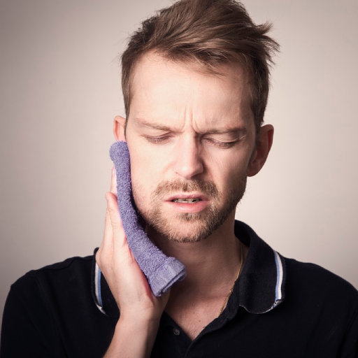 Un uomo si massaggia la guancia dolorante per il mal di denti