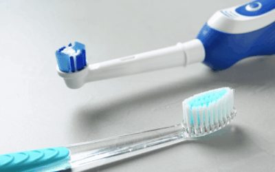 Spazzolino elettrico o manuale? Pro e contro spiegati dal dentista