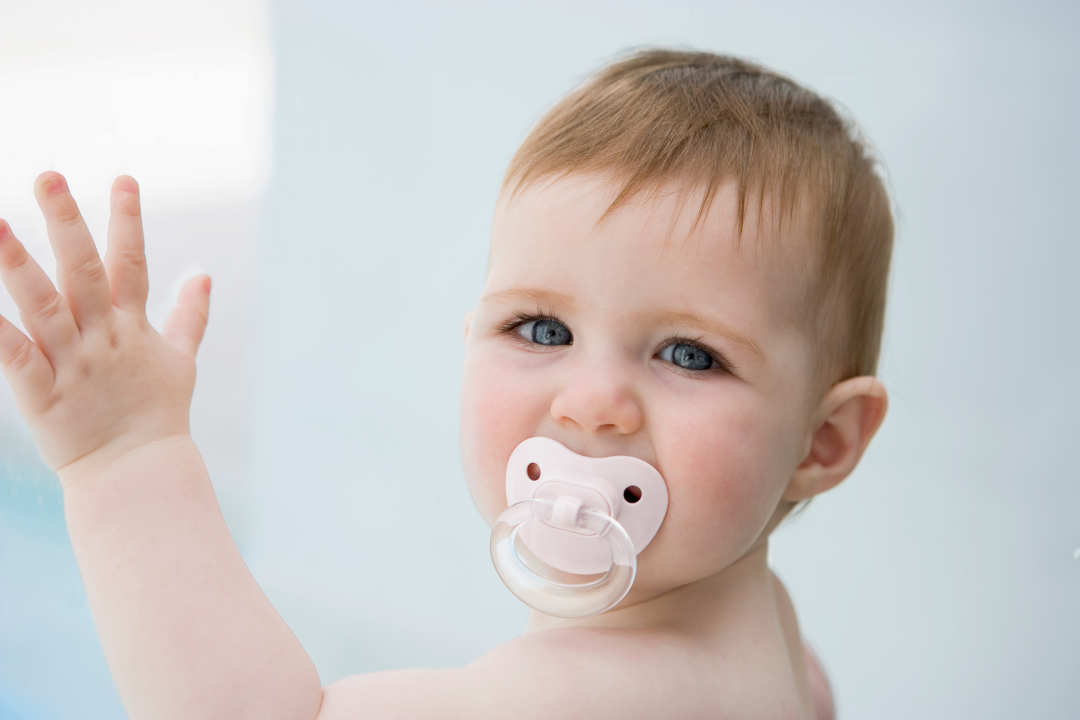 bambino con ciuccio