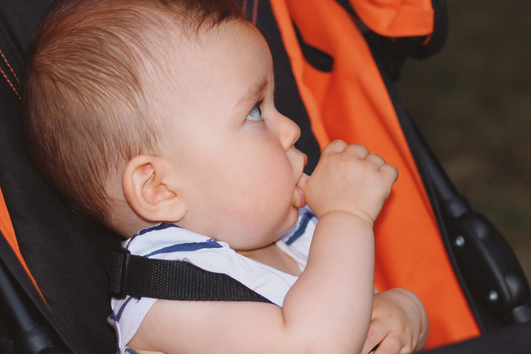 bambino con dito in bocca